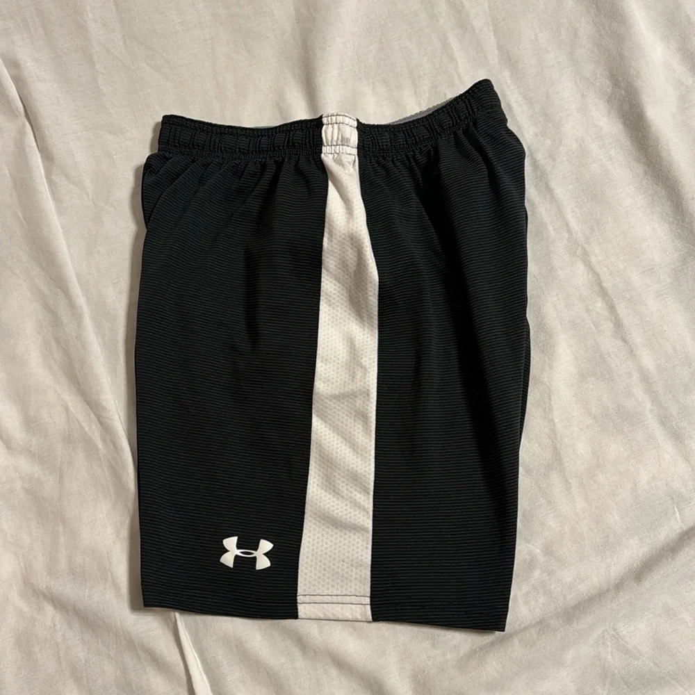 Under armor women’s heat gear shorts fitted size small adjustable, black & white - Picture 6 of 6